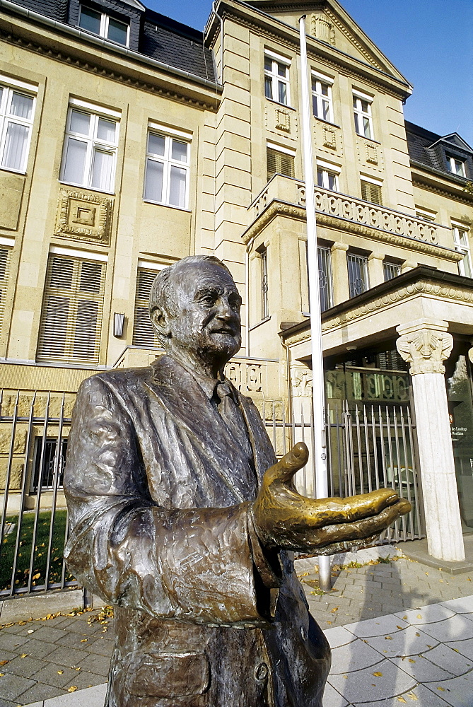 Johannes Rau, 8th President of Germany, monument in front of the former State Chancellery, Villa Horion, Duesseldorf, North Rhine-Westphalia, Germany, Europe