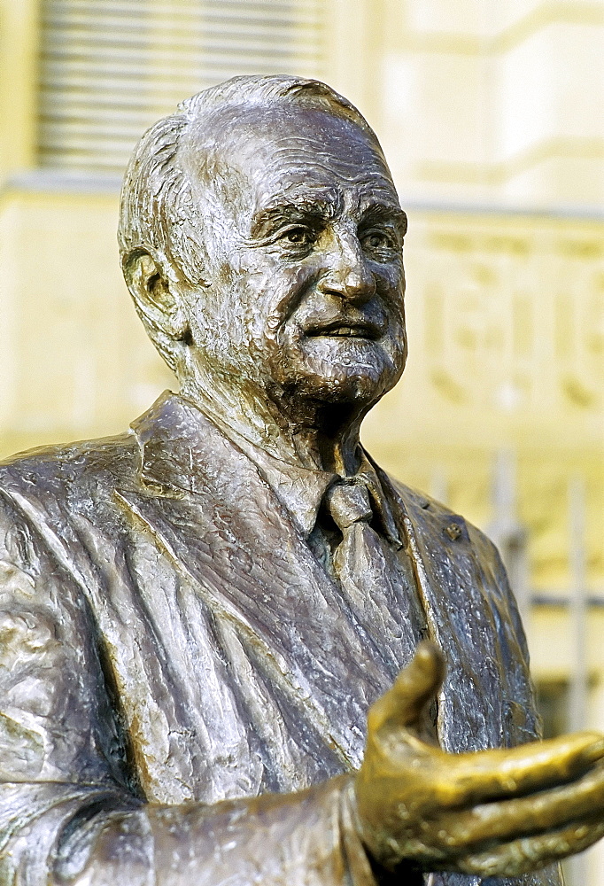 Johannes Rau, 8th President of Germany, monument in front of the former State Chancellery, Villa Horion, Duesseldorf, North Rhine-Westphalia, Germany, Europe