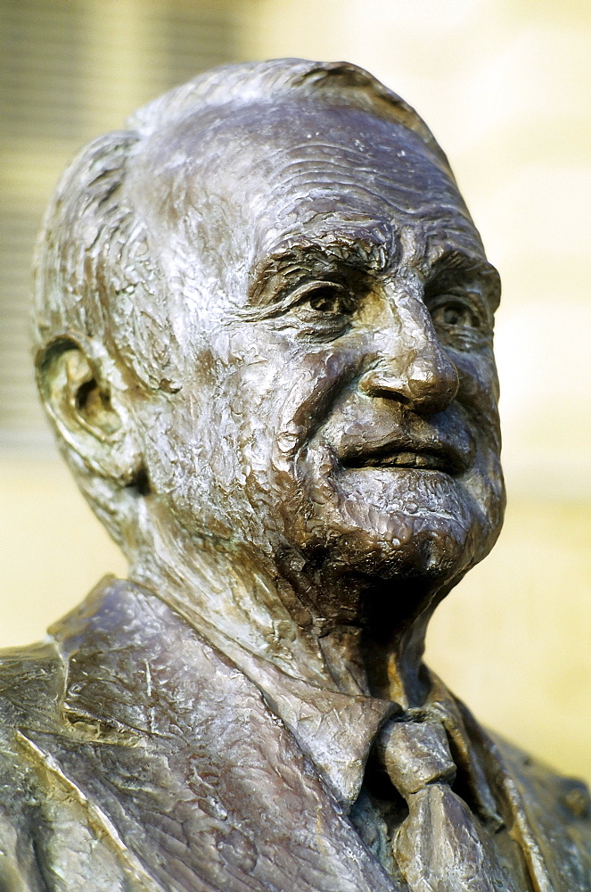 Johannes Rau, 8th President of Germany, monument in front of the former State Chancellery, Villa Horion, Duesseldorf, North Rhine-Westphalia, Germany, Europe