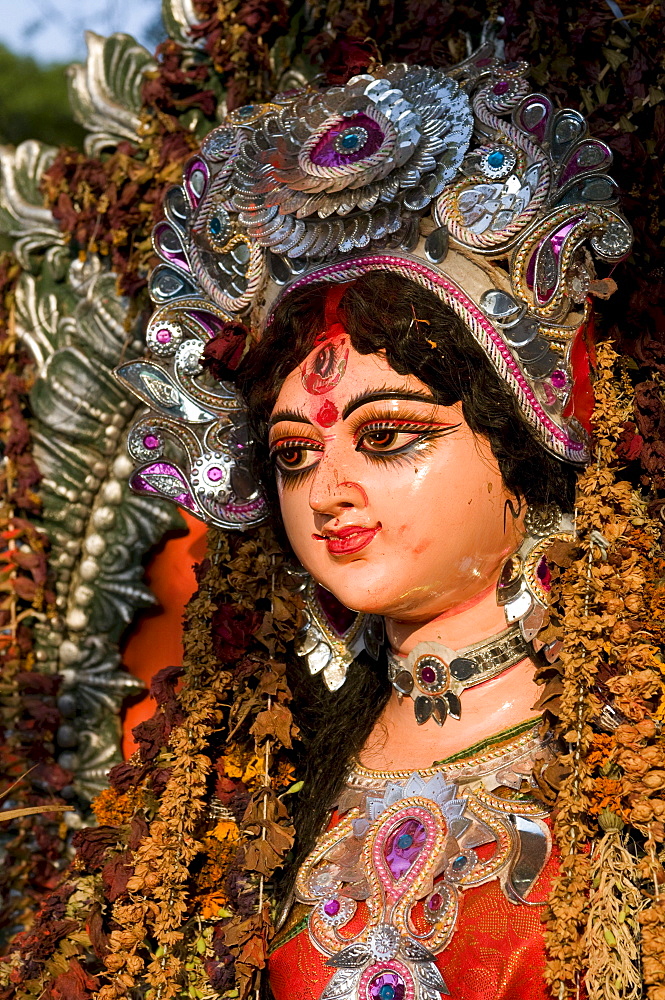 Statue of a Hindu goddess on the side of a road, Calcutta, Kolkata, India, Asia