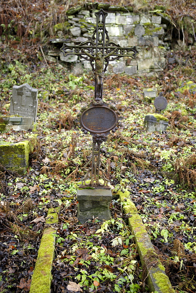 Cross on a grave, abandoned cemetery, Joachimsthal, West Bohemia, Czech Republic, Europe