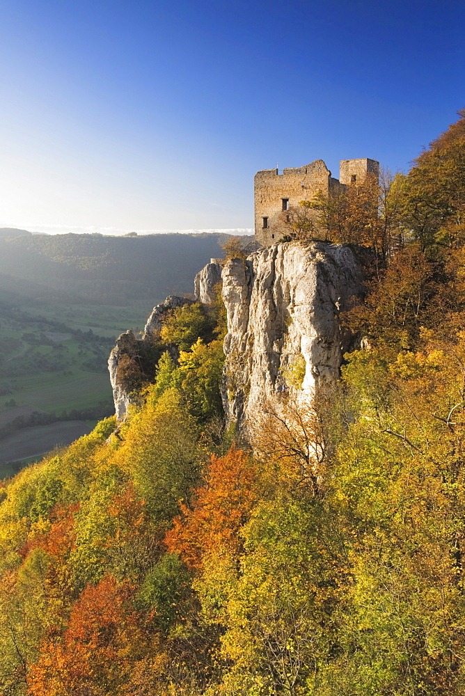 Reussenstein castle ruins above Neidlinger Tal valley in autumn, Swabian Alb, Baden-Wuerttemberg, Germany, Europe