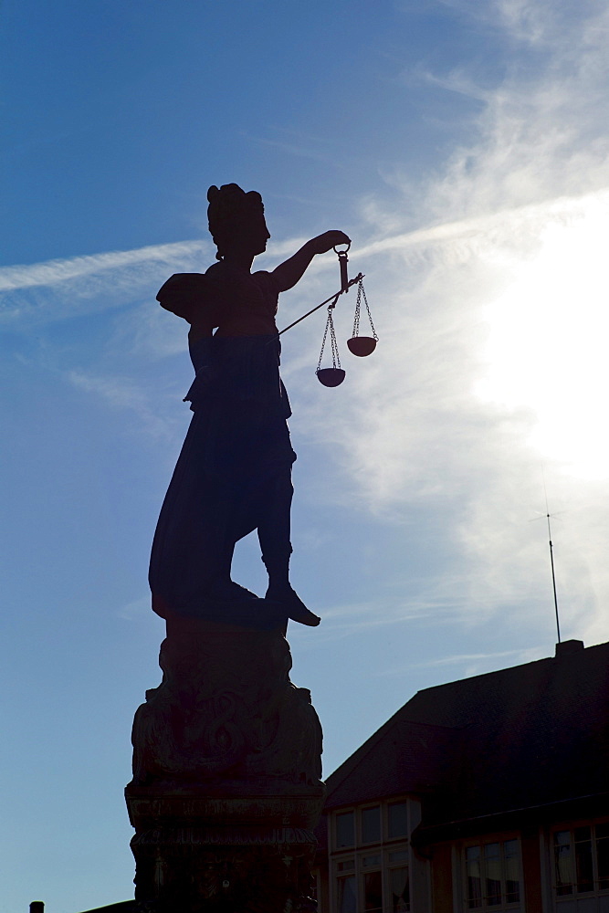 Silhouette, Justitia statue, old Roman goddess of justice, Roemerberg square, Frankfurt, Hessen, Germany, Europe