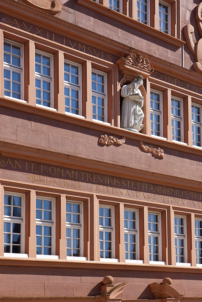 Rotes Haus, Red House on Hauptmarkt square, sculpture on the decorative facade, Trier, Rhineland-Palatinate, Germany, Europe