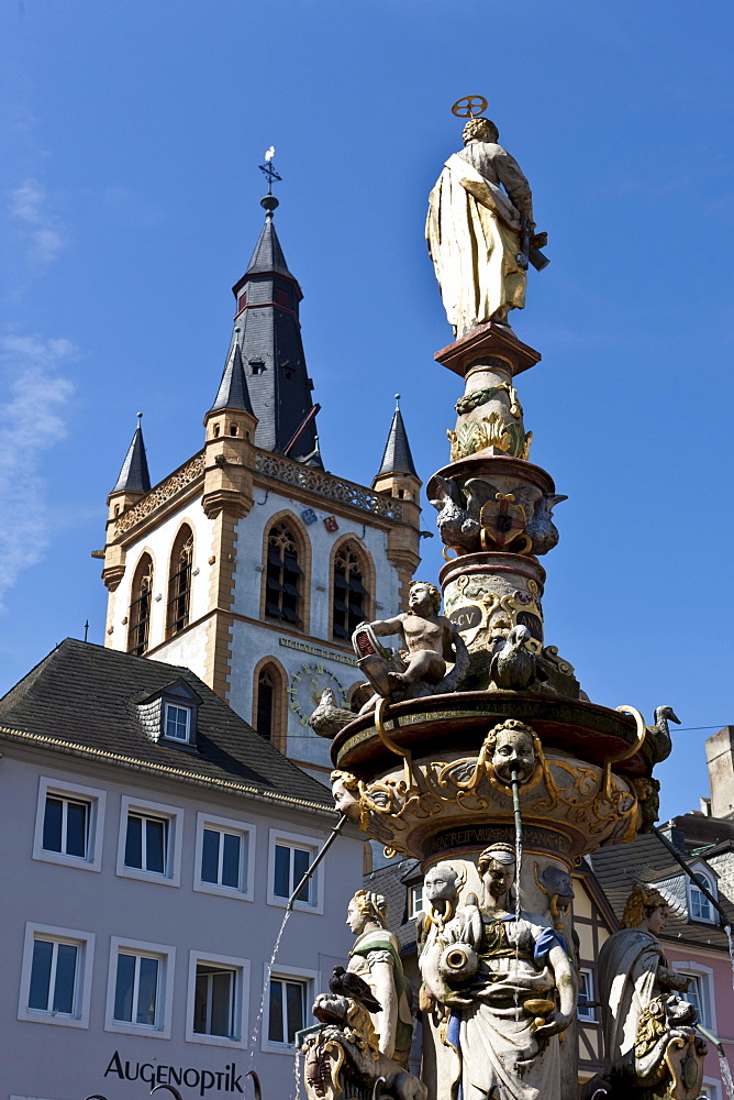 Petrusbrunnen, St. Peter's Fountain, in front of the Market Church of St. Gangolf, Hauptmarkt square, Trier, Rhineland-Palatinate, Germany, Europe