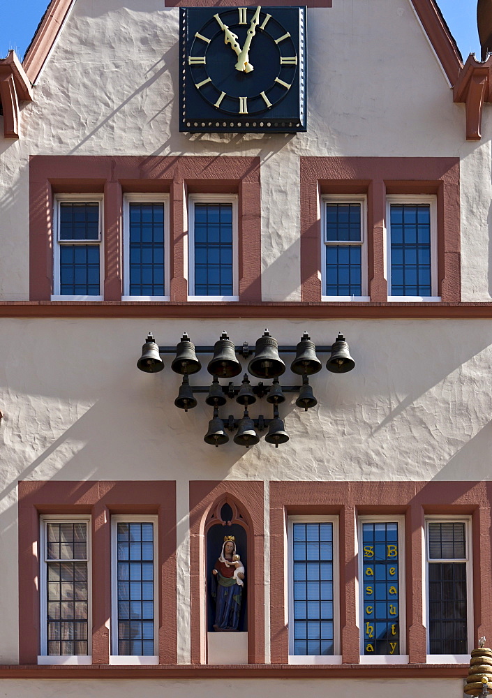 Carillon as a facade ornaments, Hauptmarkt square, Trier, Rhineland-Palatinate, Germany, Europe