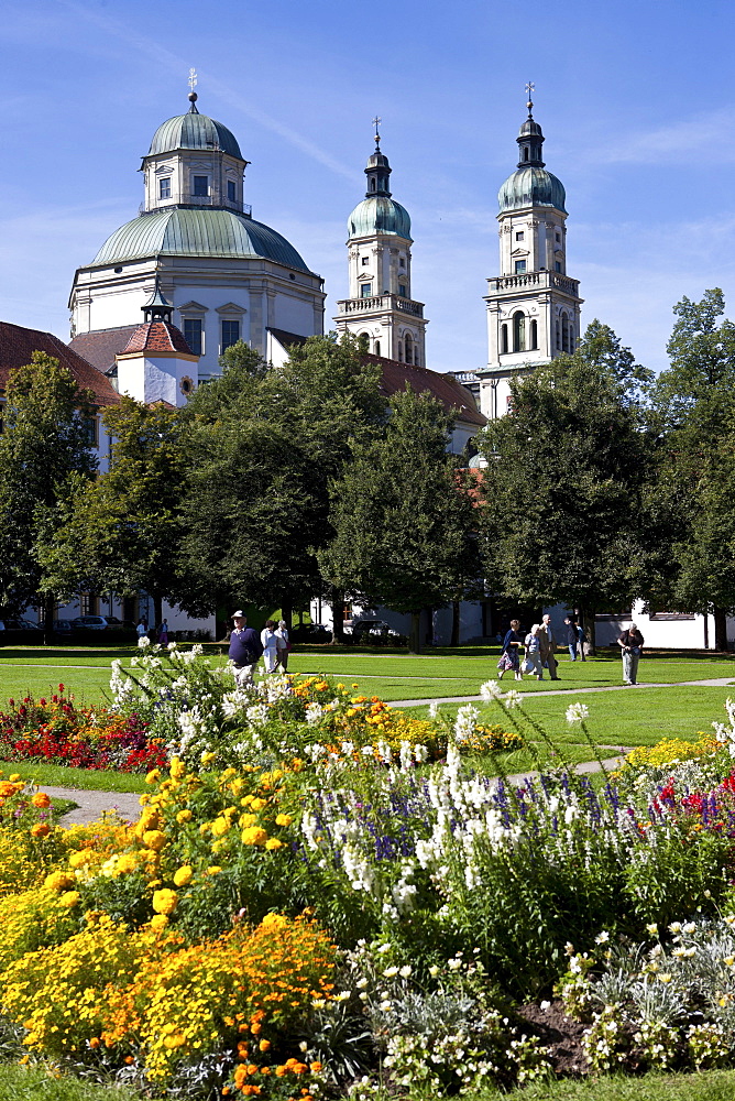 Looking through the park towards the Basilica of St. Lorenz, a former Benedictine abbey church of the Prince Abbot of Kempten, today the Parish Church of St. Lorenz, Diocese of Augsburg, Residenz Square, Kempten, Lower Allgaeu, Allgaeu, Swabia, Bavaria, G