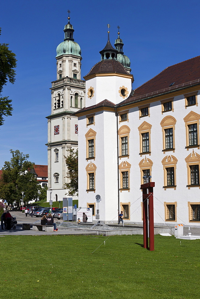 Basilica of St. Lorenz, a former Benedictine abbey church of the Prince Abbot of Kempten, today the Parish Church of St. Lorenz, Diocese of Augsburg, right, the Fuerststift Kempen or Residence of the Prince Abbot of Kempten with the District Court, Kempte