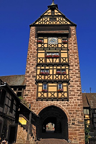 Tour de Garde de la Ville, Dolder Tower from 1291, town gate with half-timbered elements, Rue du General de Gaulle, Riquewihr, Alsace, France, Europe