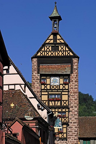 Tour de Garde de la Ville, Dolder Tower from 1291, town gate with half-timbered elements, Rue du General de Gaulle, Riquewihr, Alsace, France, Europe