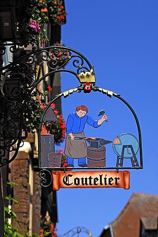 Hanging sign of a cutler, 39 Rue du General de Gaulle, Riquewihr, Alsace, France, Europe