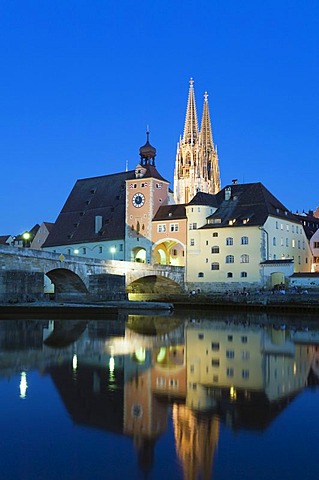 Regensburg Cathedral, UNESCO World Heritage Site, Steinerne Bruecke bridge, Bruecktor gate, Danube, Regensburg, Upper Palatinate, Bavaria, Germany, Europe