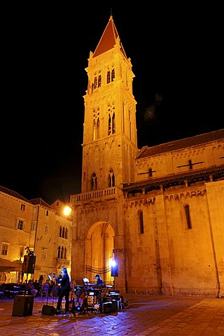 Night, musicians, tower, Cathedral of Sveti Lovro, Trg Ivan Pavla II, old town, Trogir, Croatia, Europe