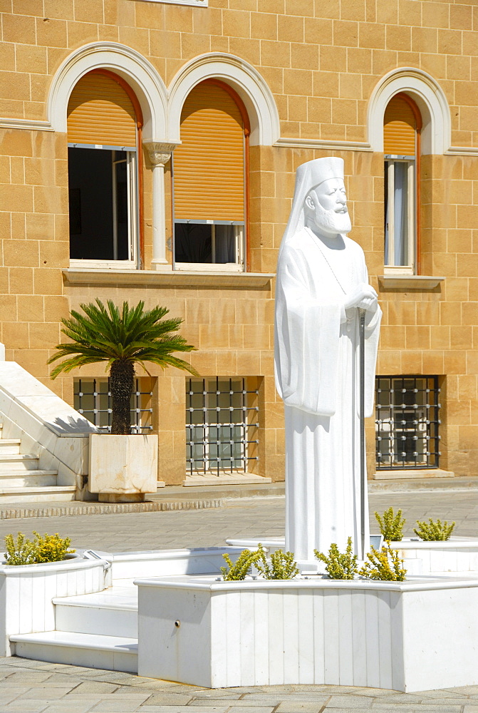 New statue, white marble, Archbishop and President Makarios III, Archbishop's Palace, Nicosia, Lefkosia, Southern Cyprus, Republic of Cyprus, Mediterranean Sea, Europe