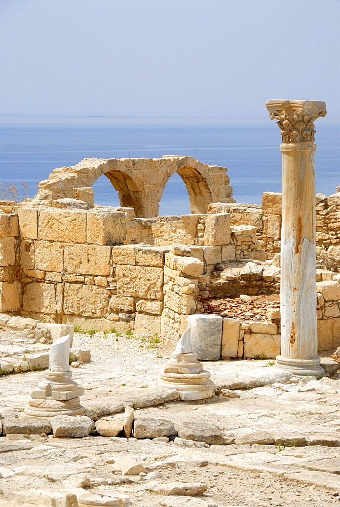 Archeology, antiquity, archaeological site, columns, walls and arches, early Christian basilica, Kourion, Episkopi near Limassol, Southern Cyprus, Republic of Cyprus, Mediterranean Sea, Europe