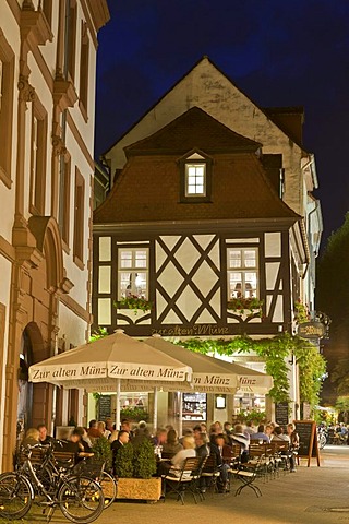 Wine bar, Zur alten Muenz, people, nightlife, Korngasse, Speyer, Pfalz, Rhineland-Palatinate, Germany, Europe