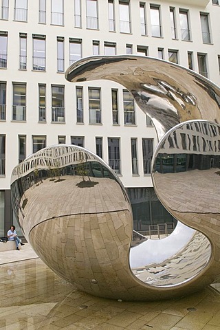 Modern sculpture 'air born' by Christopher Klein, glossy stainless steel, symbolising a burst oxygen molecule, Linde Headquarters, Klosterhofstrasse, Munich, Bavaria, Germany, Europe