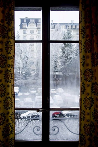 Looking through a window on a snowstorm, Chamonix, Haute-Savoie, Region Rhone-Alpes, France, Europe