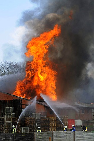 Large fire at a storehouse, Wildeshausen, administrative district of Oldenburg, Lower Saxony, Germany, Europe