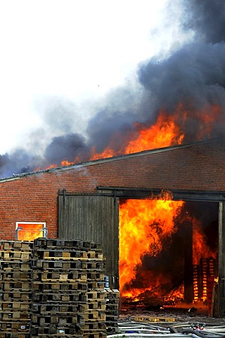 Large fire at a storehouse, Wildeshausen, administrative district of Oldenburg, Lower Saxony, Germany, Europe