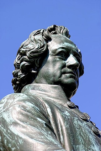 Monument of Johann Wolfgang von Goethe and Friedrich Schiller in front of the German National Theater in Weimar, Thuringia, Germany, Europe