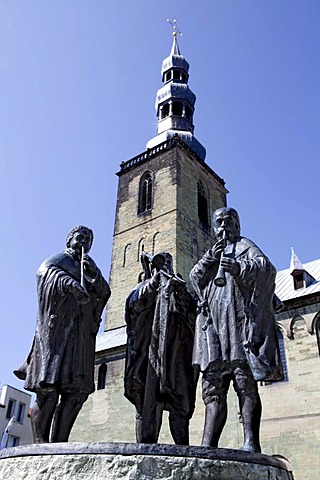 Bronze group of figures, two flute players and a trombonist, Aldegreverbrunnen Fountain, the wedding dancers, 1989, by Kord Winter, in front of the St. Petri Church, Soest, North Rhine-Westphalia, Germany, Europe