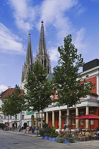 View of the Regensburg Cathedral of St. Peter, in front the Alte Wache the Old Guard, old town, Unesco World Heritage Site, Regensburg, Upper Palatinate, Bavaria, Germany, Europe