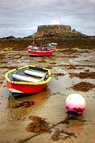 Fort Grey, now a museum, boats lying dry on the seabed at low tide, Rocquaine Bay, Guernsey, Channel Islands, Europe