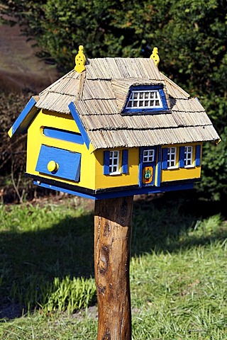 Unique letter box in the shape of a thatched house, holiday resort of Born am Darss, Fischland-Darss-Zingst peninsula, Mecklenburg-Western Pomerania, Germany, Europe