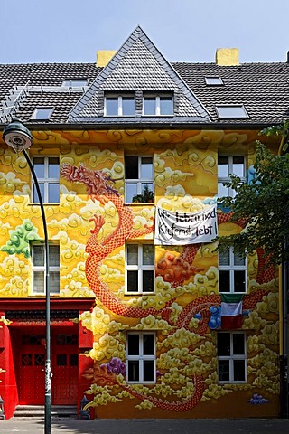 Kiefernstrasse street, house of former squatters, artistically painted facade in street art style, Duesseldorf-Flingern, North Rhine-Westphalia, Germany, Europe