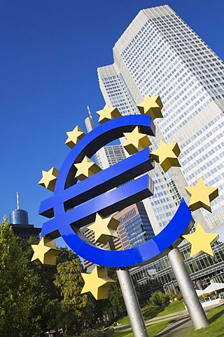 Euro symbol in front of Eurotower, Frankfurt, Hesse, Germany, Europe