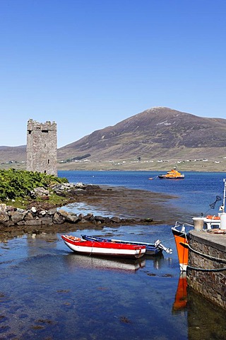 Carrickahowley Castle, Granuaile's Tower, harbour of Cloghmore, Achill Island, Corraun Hill at the back, County Mayo, Connacht province, Republic of Ireland, Europe