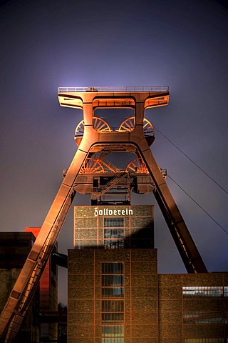 Winding tower shaft 12 in the evening, colliery Zeche Zollverein, UNESCO World Cultural Heritage, Essen-Katernberg, Essen, North Rhine-Westphalia, Germany, Europe