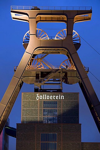 Winding tower shaft 12 in the evening, colliery Zeche Zollverein, UNESCO World Cultural Heritage, Essen-Katernberg, Essen, North Rhine-Westphalia, Germany, Europe