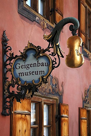 Advertising sign of the Geigenbaumuseum violin museum, gilded violin on a hanging sign, Ballenhausgasse 3, Mittenwald, Upper Bavaria, Bavaria, Germany, Europe