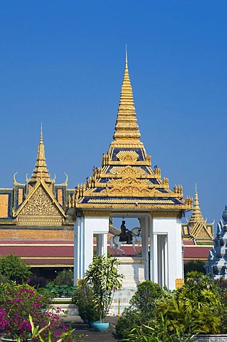 Equestrian statue of King Norodom, Royal Palace, Phnom Penh, Cambodia, Indochina, Southeast Asia, Asia