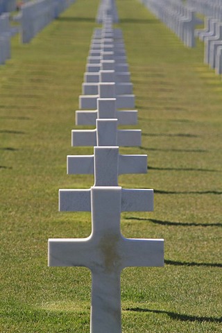 Graves at the Normandy American Cemetery and Memorial above Omaha Beach, site of the landing of the Allied invasion forces on D-Day 6 June 1944, Second World War, Calvados, Region Basse-Normandie, Normandy, France, Europe