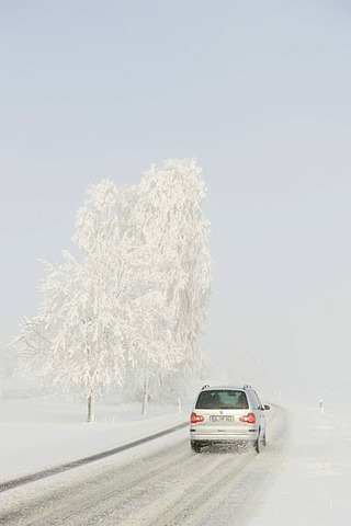 Road traffic in winter, Swabian Alb, Baden-Wuerttemberg, Germany, Europe