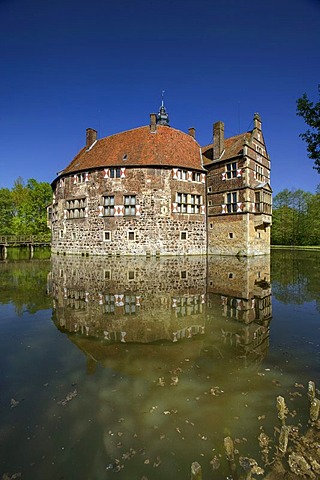 Burg Vischering moated castle, Luedinghausen, Muensterland region, North Rhine-Westphalia, Germany, Europe