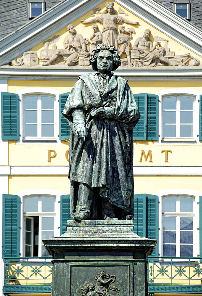 The Beethoven monument on the Muensterplatz square, Bonn, North Rhine-Westphalia, Germany, Europe