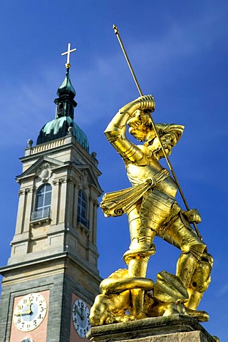 Market with Georgsbrunnen fountain, St. George in front of the Georgenkirche church in Eisenach, Thuringia, Germany, Europe