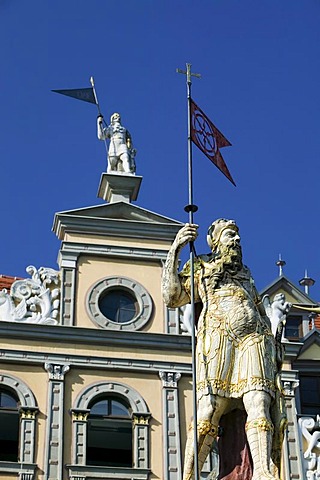 The Roland statue in front of the tavern Zum Roten Ochsen at the Fischmarkt square, Erfurt, Thuringia, Germany, Europe