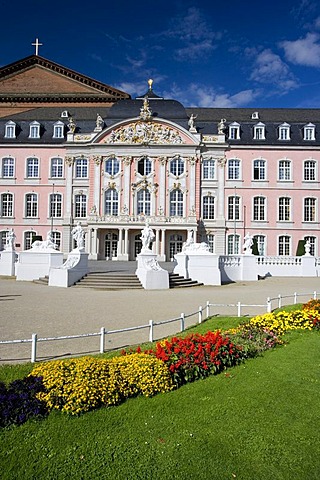 Kurfuerstliches Palais, Palace of Trier, Basilica of Constantine at the back, Trier, Rhineland-Palatinate, Germany, Europe