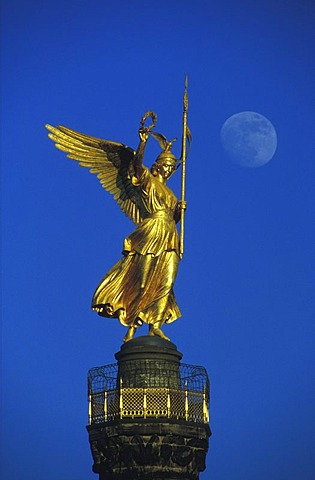 So-called Goldelse, Victoria statue on the Siegessaeule victory column with moon, Grosser Stern junction, Strasse des 17. Juni street, Tiergarten district, Berlin, Germany, Europe