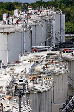 Tank and terminal facilities of Deutsche BP AG, storage tanks for various petroleum products, port of Gelsenkirchen, at the Rhine-Herne Canal, Gelsenkirchen, North Rhine-Westphalia, Germany, Europe