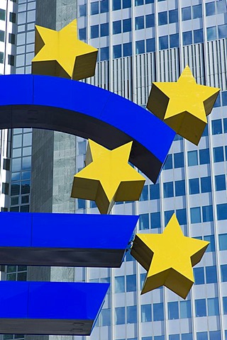 Symbol of the euro currency in front of the European Central Bank, ECB, Eurotower, Frankfurt am Main, Hesse, Germany, Europe