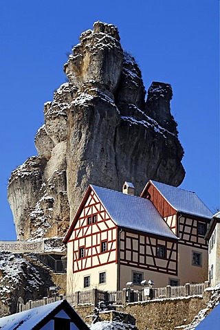 Fraenkische-Schweiz-Museum regional museum in the Judenhof, 18th century, in front of a snowy cliff and blue skies, Tuechersfeld 30-39, cliff village Tuechersfeld, Upper Franconia, Bavaria, Germany, Europe