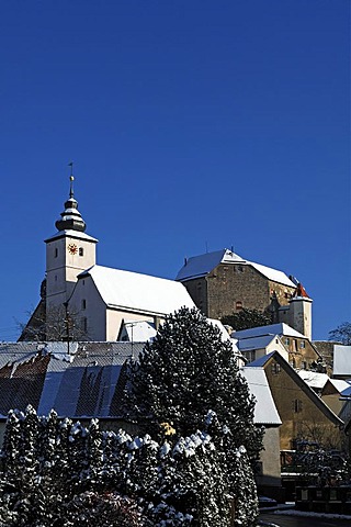 Burg Hiltpoltstein castle, 11th century, with Matthaeuskirche church in Winter, Hiltpoltstein, Upper Franconia, Bavaria, Germany, Europe