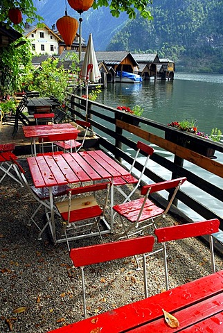 Cafe terrace at the Hallstaetter See, Lake Hallstatt, Hallstatt, UNESCO World Heritage Site, Salzkammergut, Alps, Upper Austria, Europe