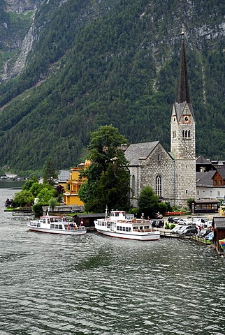 Boats at the jetty, Hallstatt at the Hallstaetter See, Lake Hallstatt, UNESCO World Heritage Site, Salzkammergut, Alps, Upper Austria, Europe